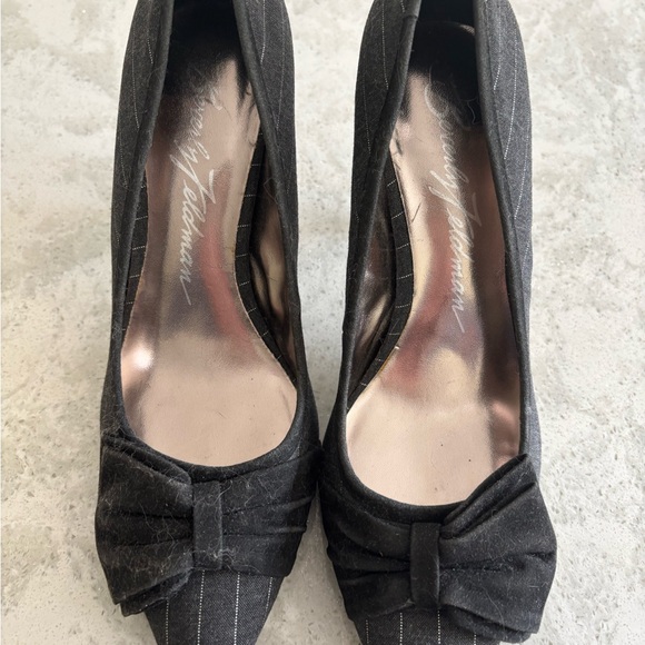 Beverly Feldman Shoes - EUC Beverly Feldman Grey/Silver Pinstripe Pump with Black Bow Size 8M
